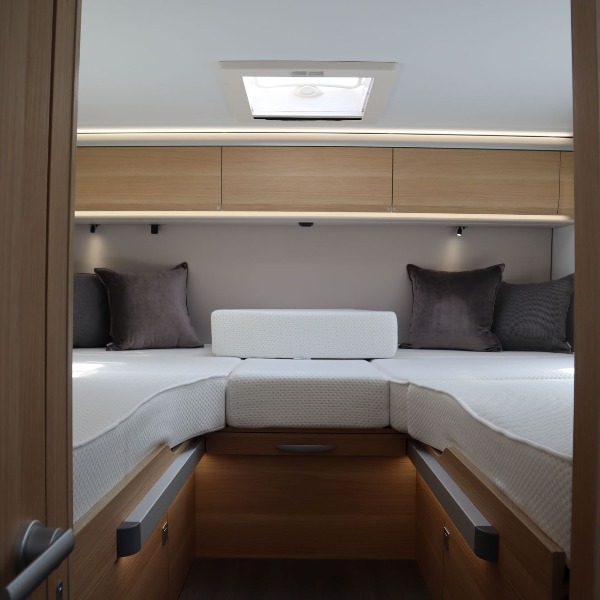 Adria Matrix 670SL + TV handgeschakeld 165 pk