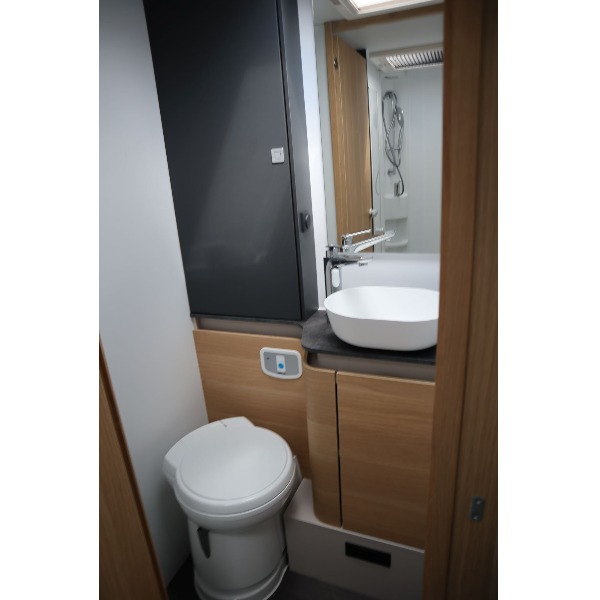 Adria Matrix 670SL + TV handgeschakeld 165 pk
