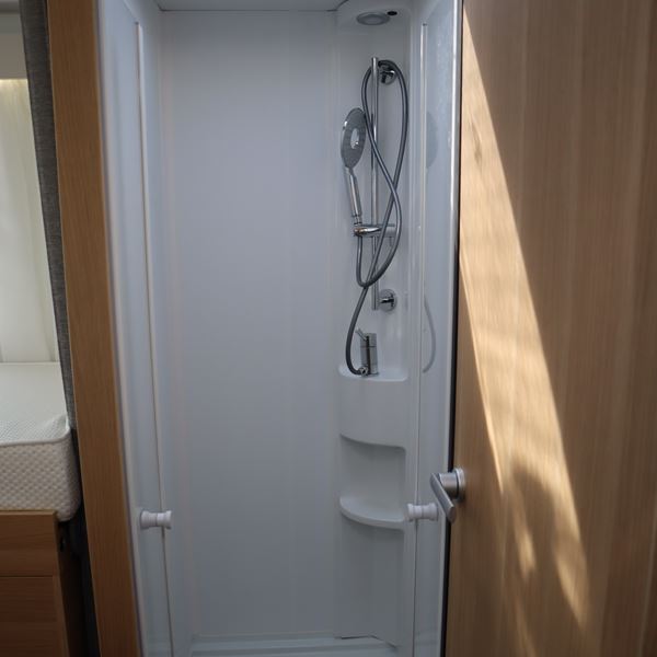 Adria Matrix 670SL + TV handgeschakeld 165 pk